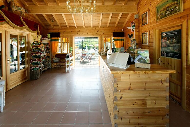 Roulottes Des Mon�di�res - Caravan Park