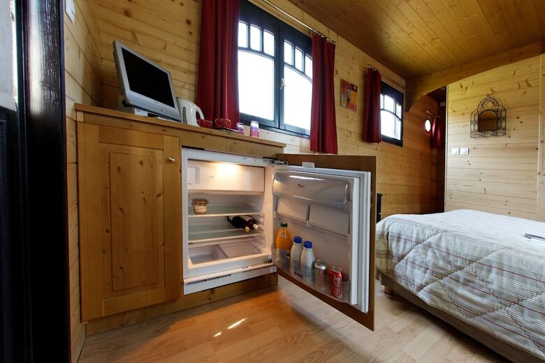 Roulottes Des Mon�di�res - Caravan Park