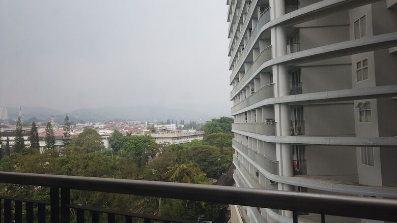 Strategic Studio Apartment At Beverly Dago With Mountain View