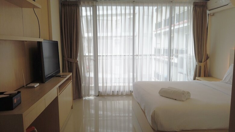 Strategic Studio Apartment At Beverly Dago With Mountain View