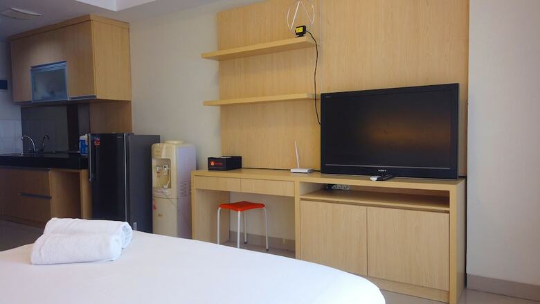 Strategic Studio Apartment At Beverly Dago With Mountain View