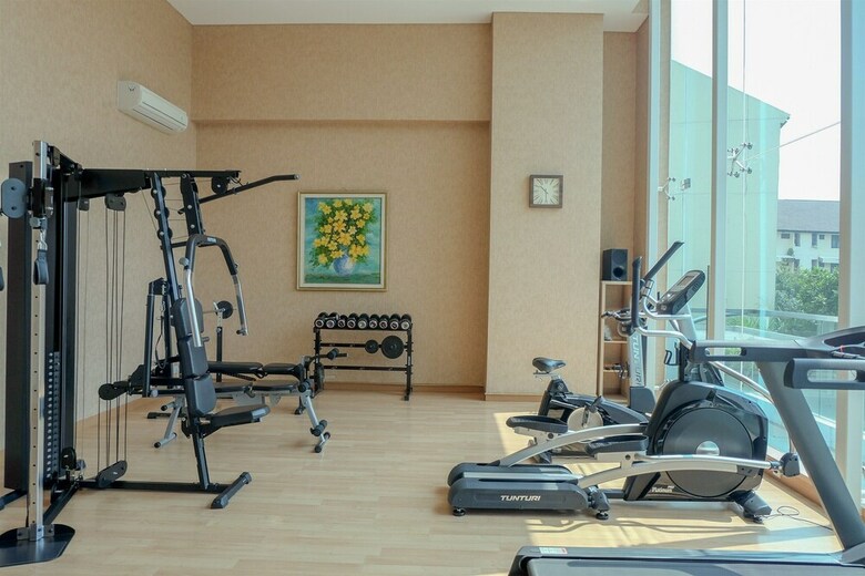 Comfortable Studio Room At Capitol Suites Apartment