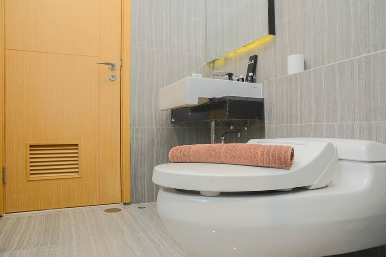 Comfortable Studio Room At Capitol Suites Apartment