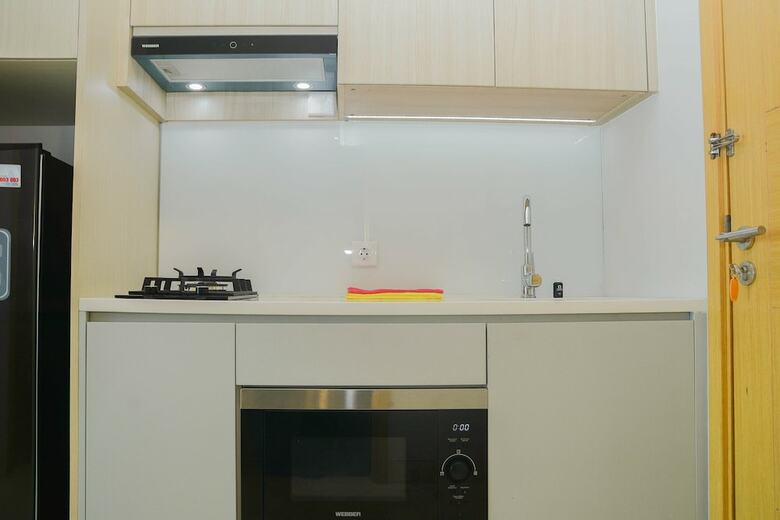 Comfortable Studio Room At Capitol Suites Apartment