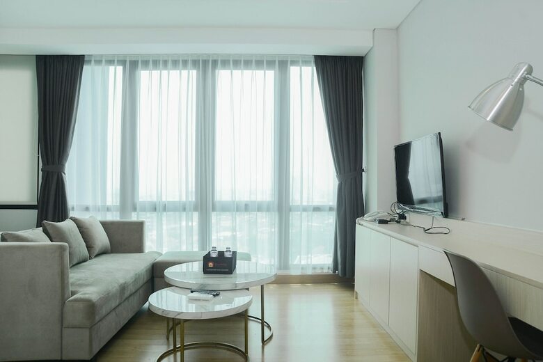 Comfortable Studio Room At Capitol Suites Apartment