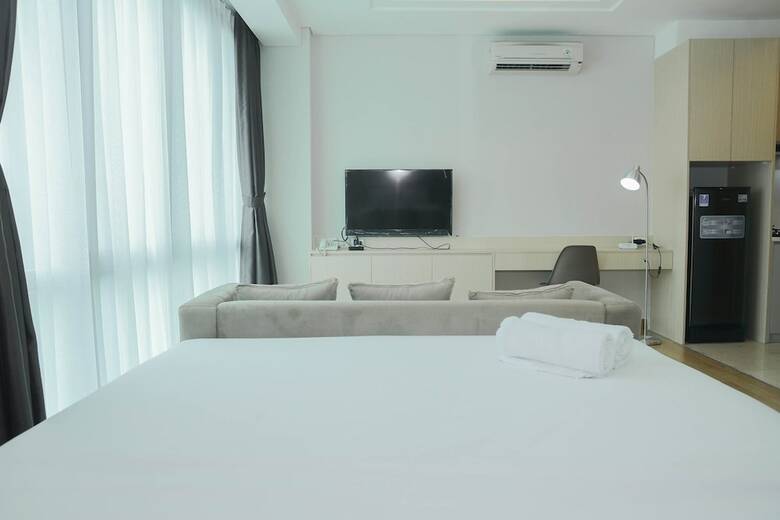 Comfortable Studio Room At Capitol Suites Apartment