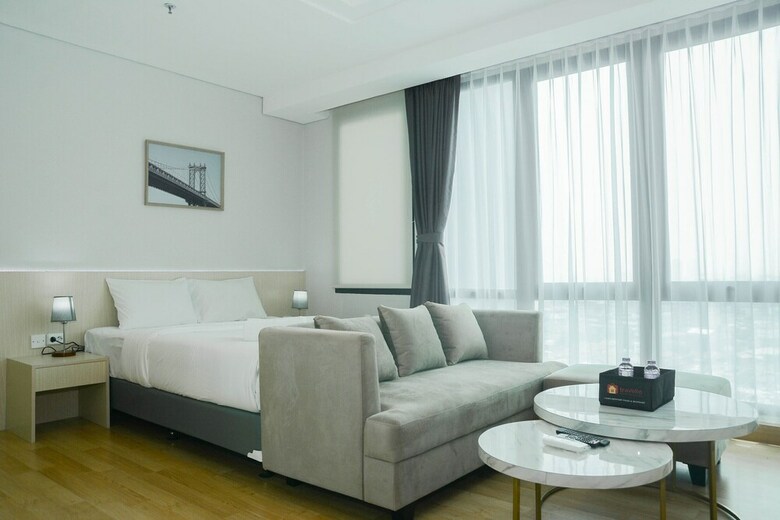 Comfortable Studio Room At Capitol Suites Apartment