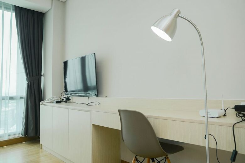 Comfortable Studio Room At Capitol Suites Apartment