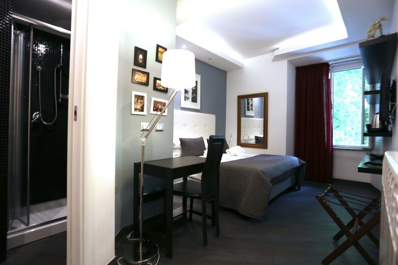 B&B Home 77
