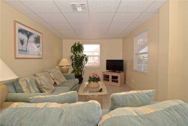 Primo Pool Home Lower, 2 Bedrooms, Pool, Sleeps 6