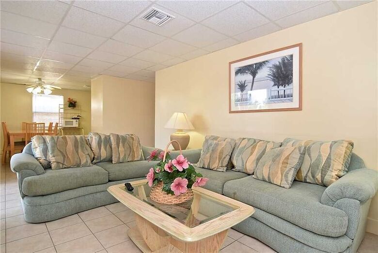 Primo Pool Home Lower, 2 Bedrooms, Pool, Sleeps 6