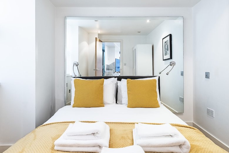 Martin Lane Apartment By Flexystays