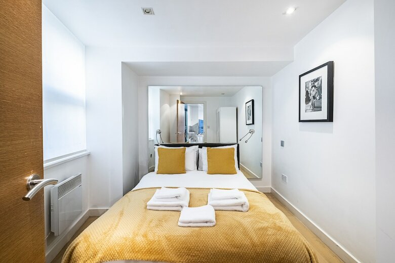 Martin Lane Apartment By Flexystays