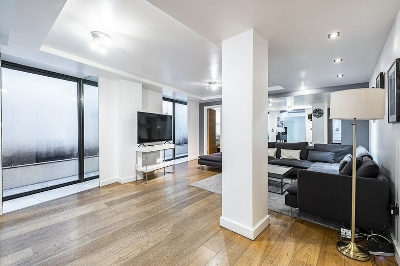 Martin Lane Apartment By Flexystays