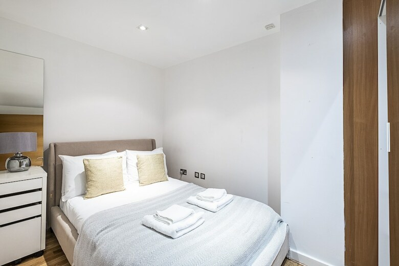 Martin Lane Apartment By Flexystays