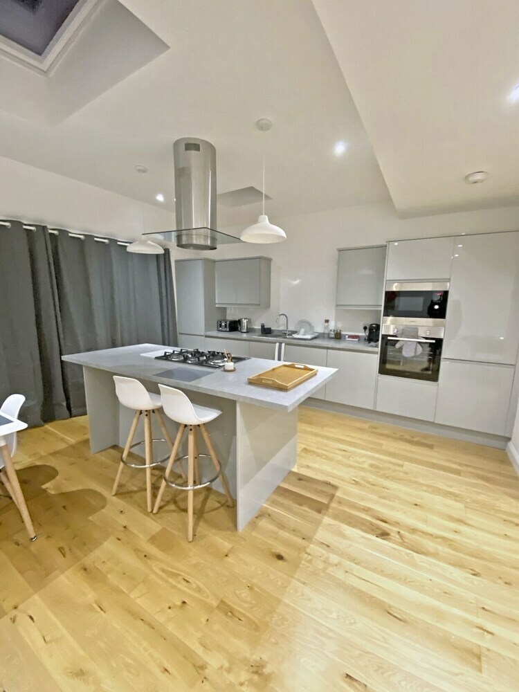 Simeon Suites By Eaa Homes