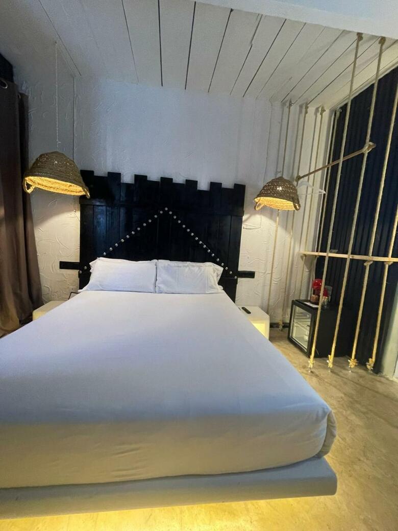Om Hotels