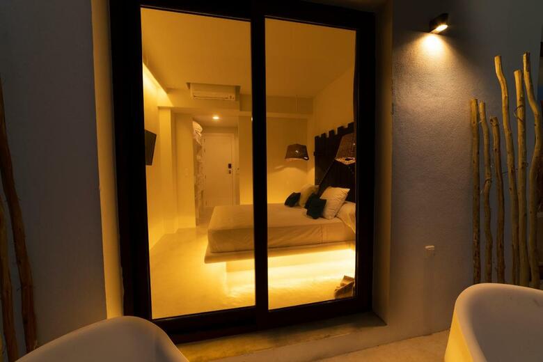 Om Hotels