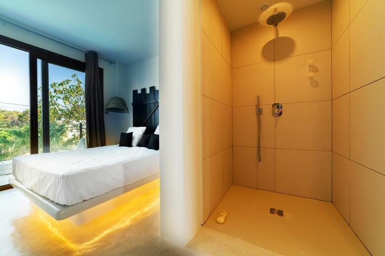 Om Hotels