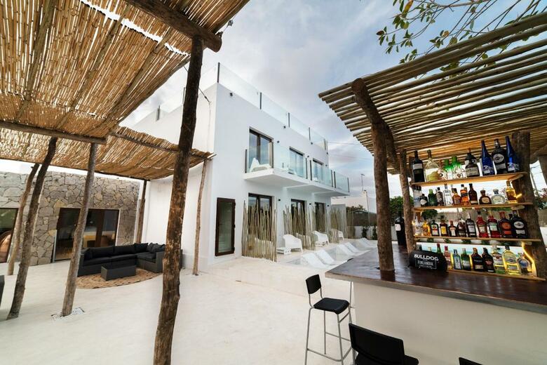 Om Hotels