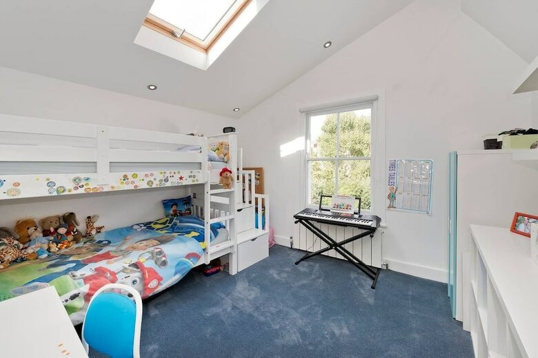 Bright & Spacious 5 Bed House In Charming Putney