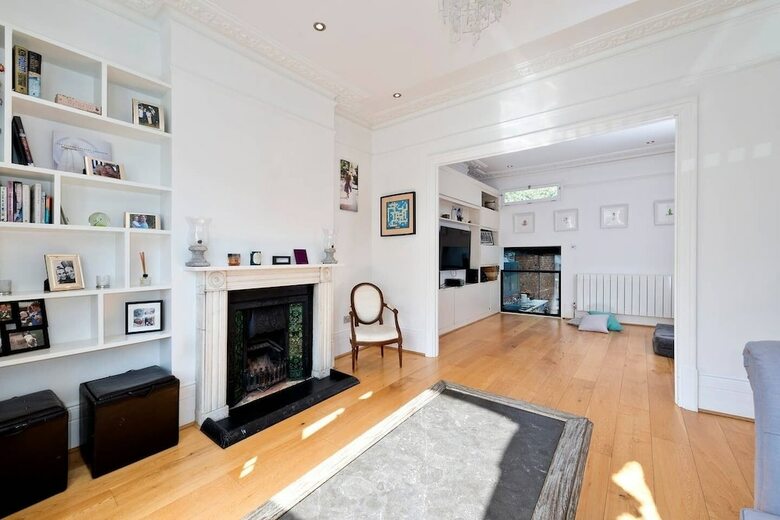 Bright & Spacious 5 Bed House In Charming Putney