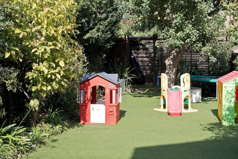 Bright & Spacious 5 Bed House In Charming Putney