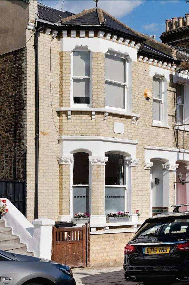 Bright & Spacious 5 Bed House In Charming Putney