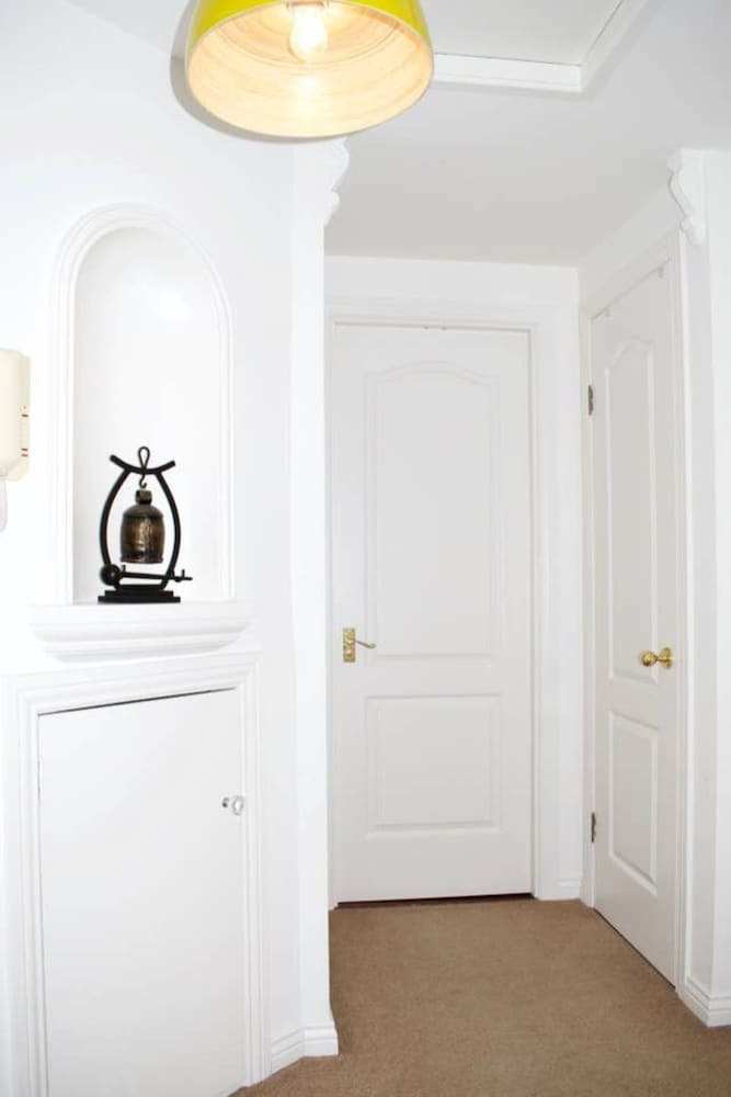 Modern And Bright Inverleith Apartment