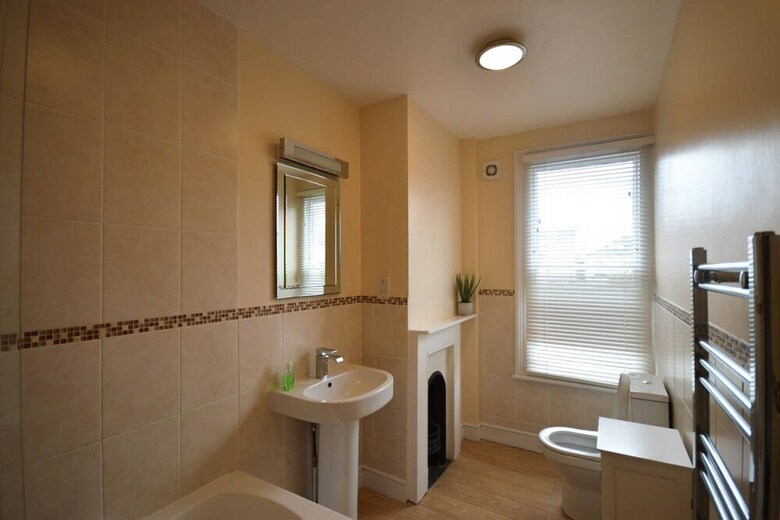 Beautiful 3 Bedroom House Off Gloucester Road