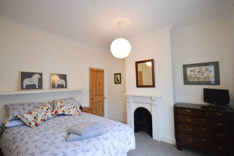 Beautiful 3 Bedroom House Off Gloucester Road