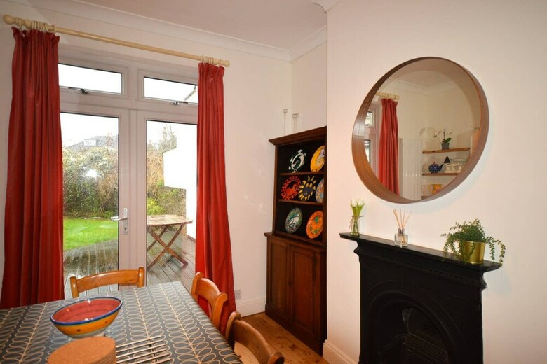 Beautiful 3 Bedroom House Off Gloucester Road