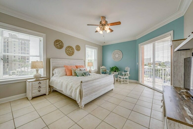 Penthouse Luxury - Exquisite Oceanside Condo
