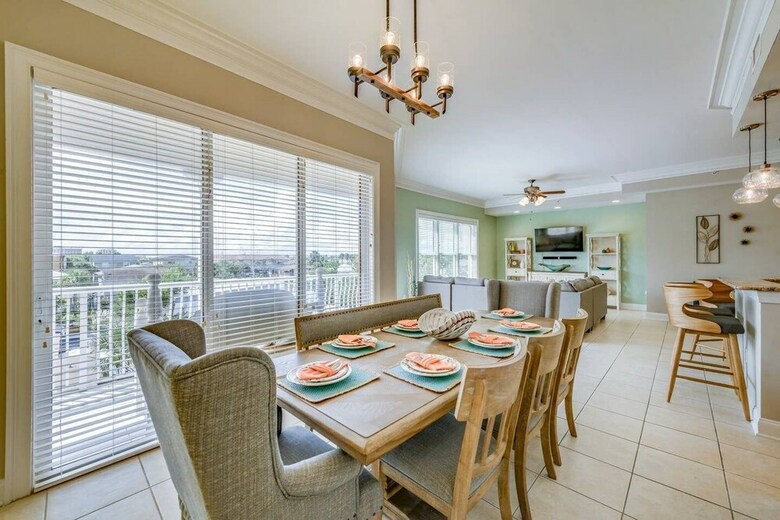 Penthouse Luxury - Exquisite Oceanside Condo