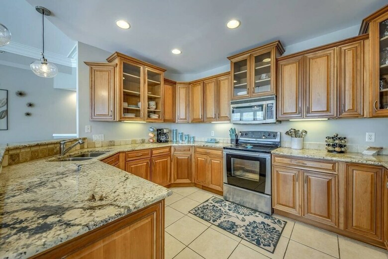 Penthouse Luxury - Exquisite Oceanside Condo