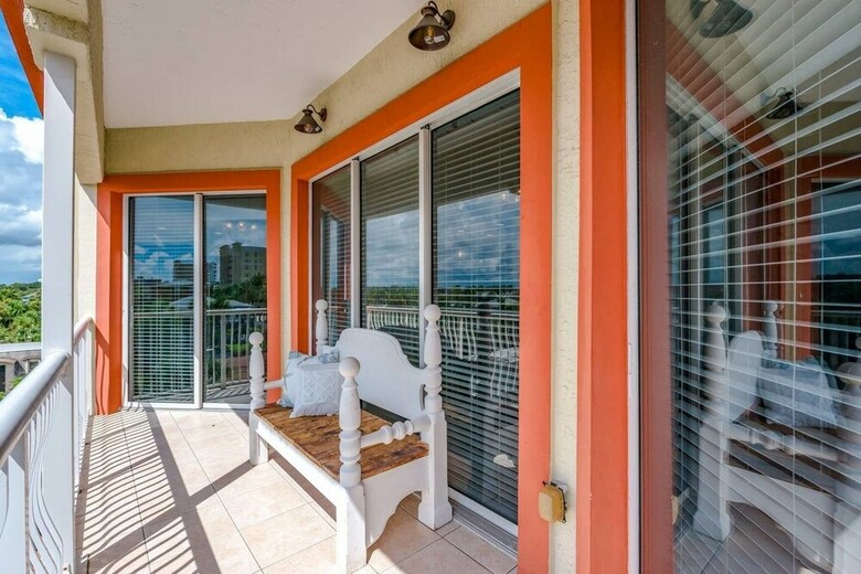 Penthouse Luxury - Exquisite Oceanside Condo