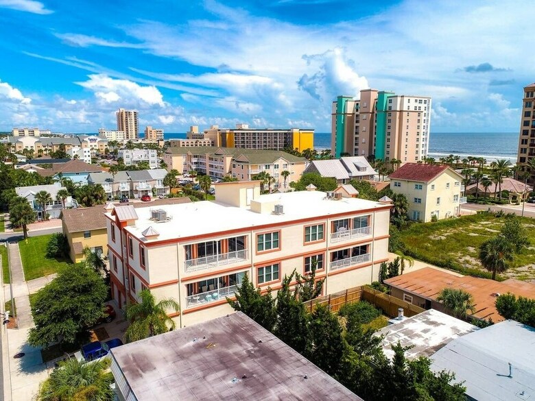 Penthouse Luxury - Exquisite Oceanside Condo