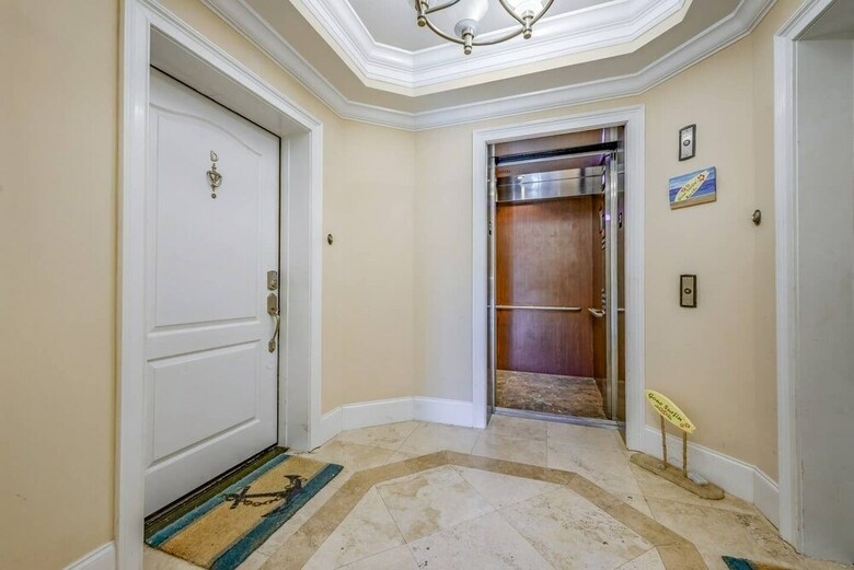 Penthouse Luxury - Exquisite Oceanside Condo