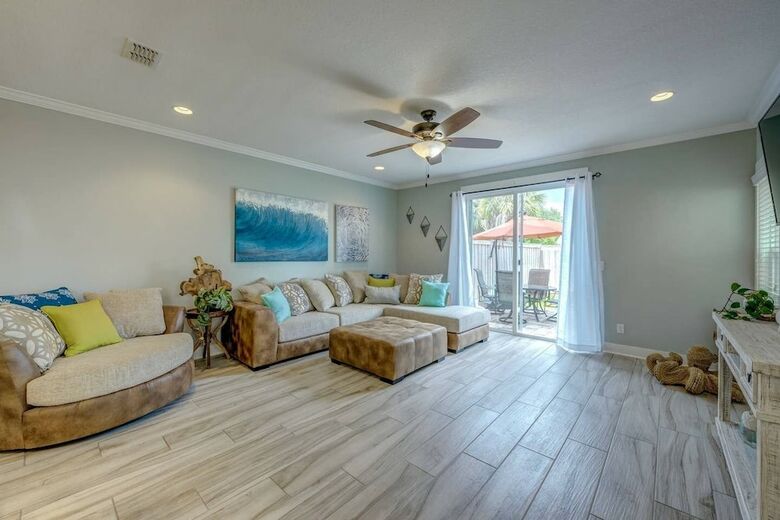 Villa Sun-splashed Luxe Townhome - Walk To The Sand