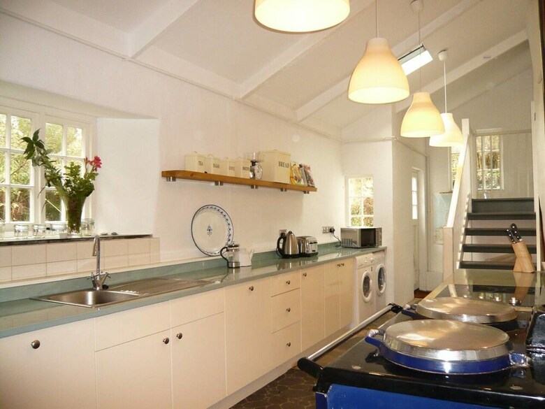 Rustic Cottage W/ Hot Tub In Treburgett, Cornwall