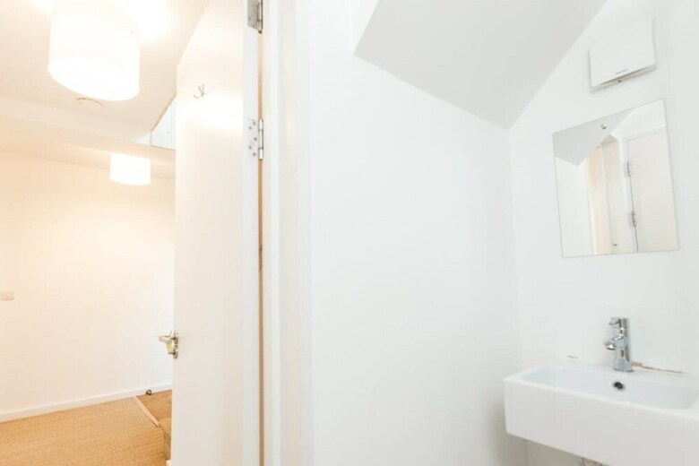 The Cliffside Chalet - Warm & Modern 3bdr Riverside Home