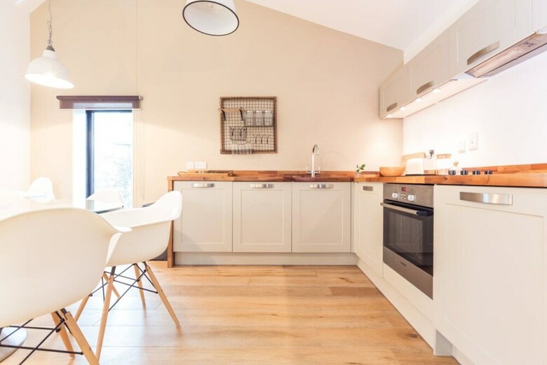 The Cliffside Chalet - Warm & Modern 3bdr Riverside Home