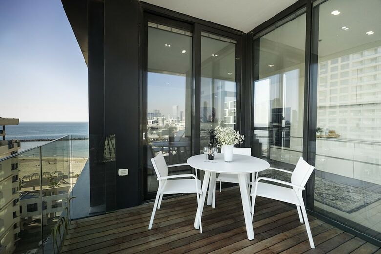 Luxury Beachfront Apartment By Airsuite