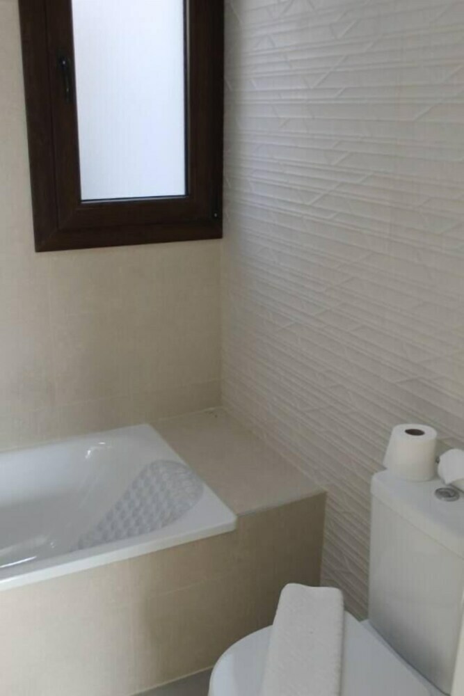 Luxurious Villa Sleeps 6 With Private Pool Lm1