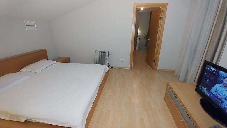 Deluxe 2 Bedroom Apartment Near Kreschatyk - 4001