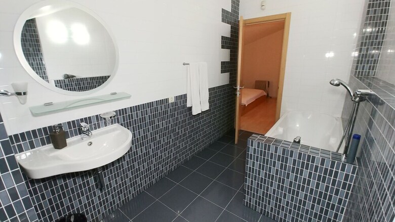 Deluxe 2 Bedroom Apartment Near Kreschatyk - 4001