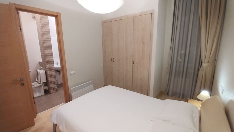 Deluxe 2 Bedroom Apartment Near Kreschatyk - 4001