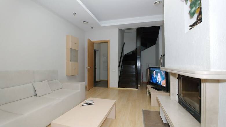 Deluxe 2 Bedroom Apartment Near Kreschatyk - 4001