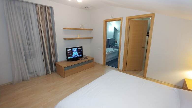 Deluxe 2 Bedroom Apartment Near Kreschatyk - 4001