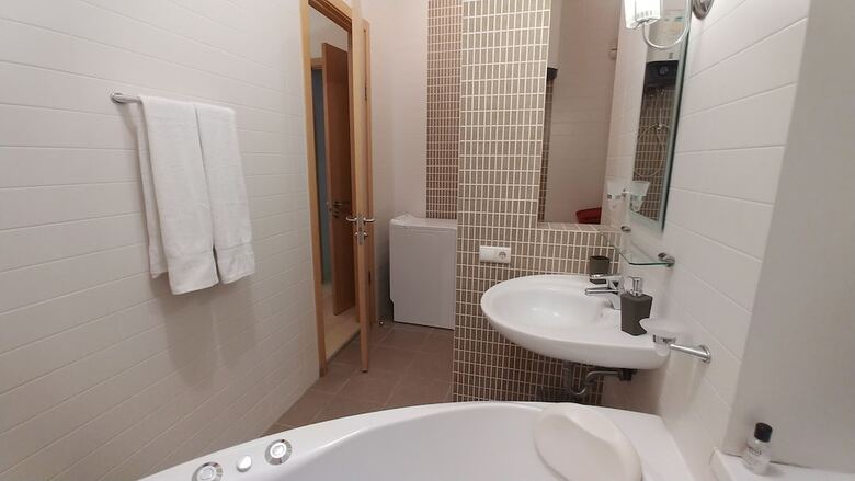 Deluxe 2 Bedroom Apartment Near Kreschatyk - 4001
